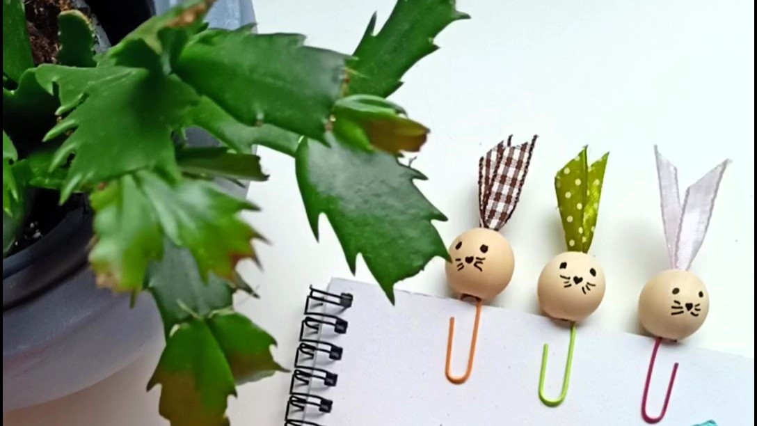 Zajíc na kancelářské sponě