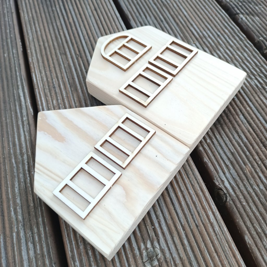 dva dřevěné domečky se čtyřmi obdelníkovými okny a jedním obloukovým oknem z překližky