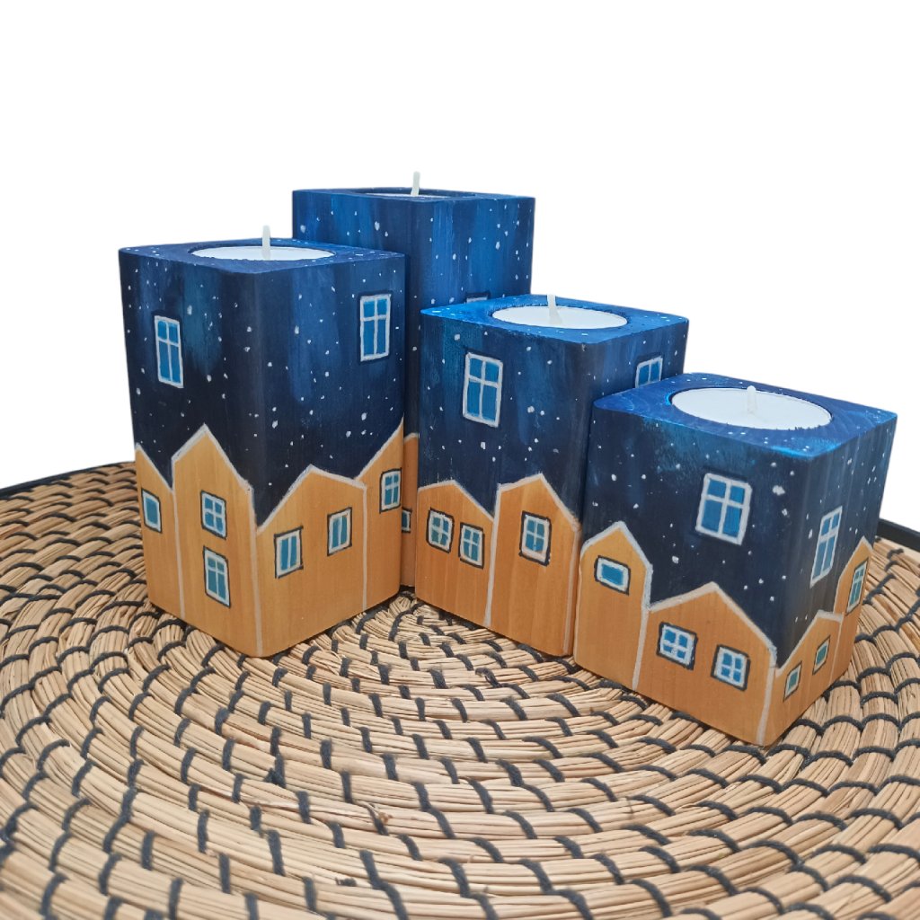 čtyři dřevěné svícny malované domečky pod oblohou - různé výšky