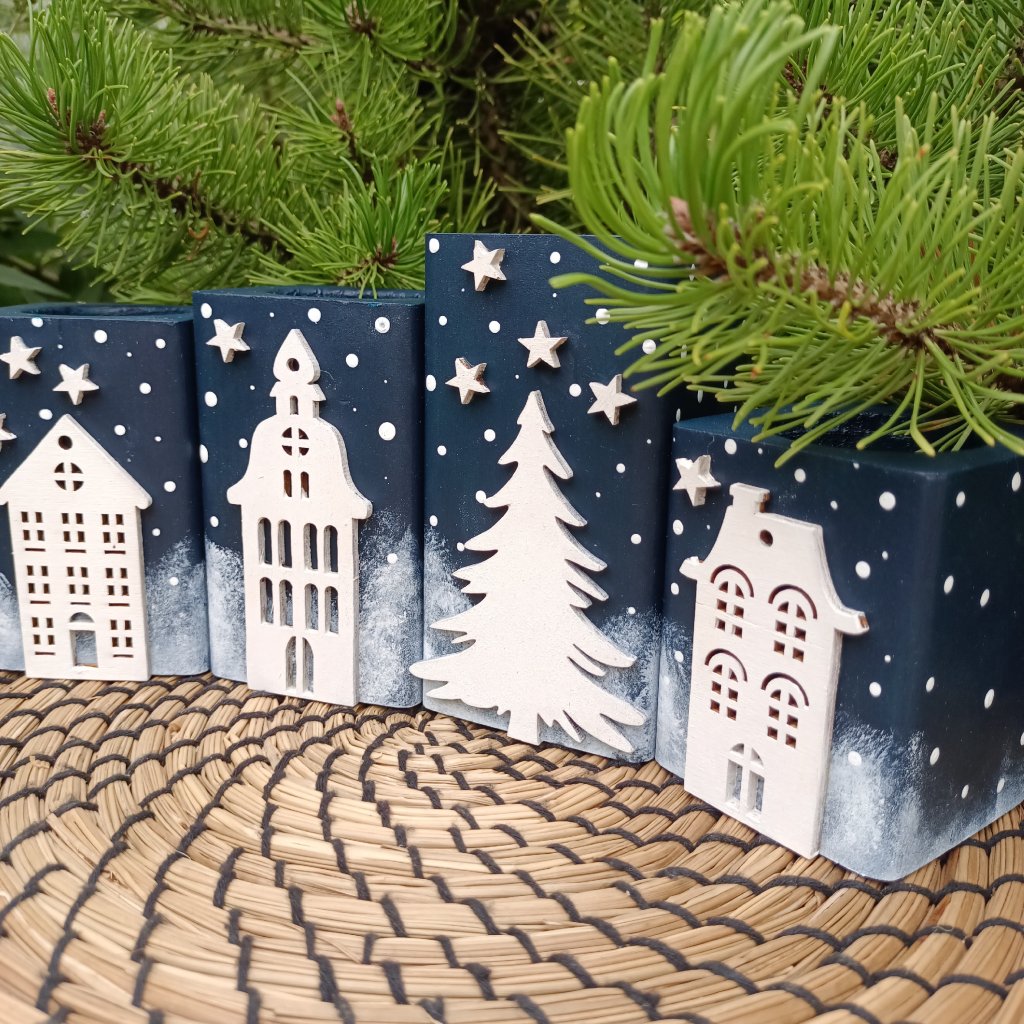 adventní svícen - čtyři různé výšky modro-bílá kombinace v jehličí