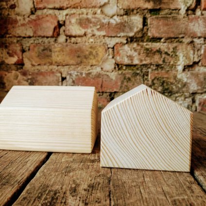 domeček rozměr 8x8x10cm se střechou 30° ze dvou pohledů