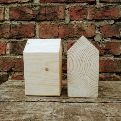 dřevěný domeček rozměr 16x8x10cm ze dvou pohledů