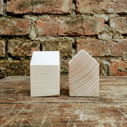 domeček rozměr 7x5x4,5cm ze dvou pohledů