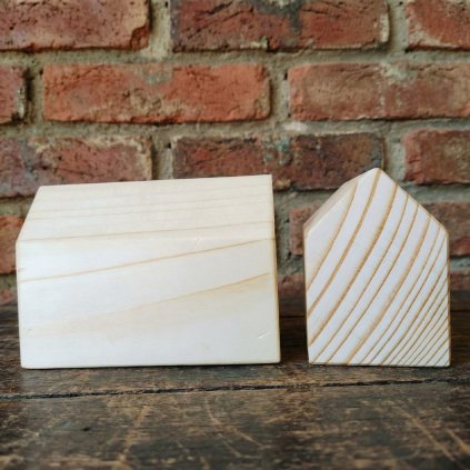 dřevěný domeček rozměr 7x5x10cm ze dvou pohledů