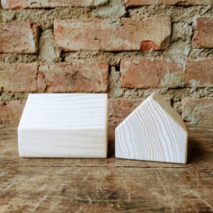 dřevěný domeček rozměr 8x8x10cm ze dvou pohledů