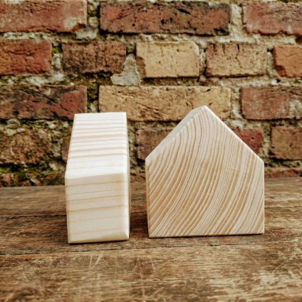 dřevěný domeček rozměr 10x10x4,5cm ze dvou pohledů