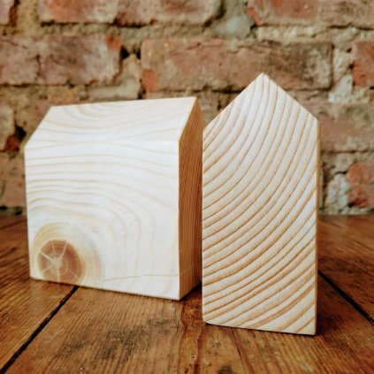 dřevěný domeček rozměr 10x5x10cm ze dvou pohledů
