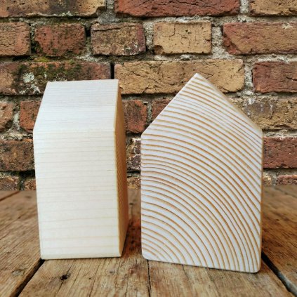 dřevěný domeček rozměr 10x6x4,5cm ze dvou pohledů