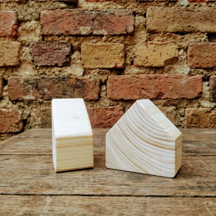 domeček rozměr 8x8x4,5 ze dvou pohledů