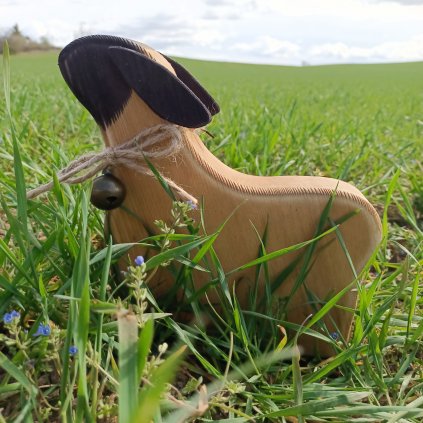 Ovečka MATYLDA  - dekorace (Velikost M) ve světlehnědé lazuře s černou hlavou a ušima. ovečka leží v zelené trávě