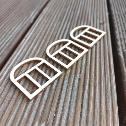 tři obloukovitá okna z překližky. okna leží na staré dřevěné terase a mají v horní části oddělený oblouk a ve spodní jsou dělená na tři stejné díly