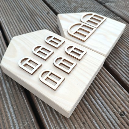 v popředí domeček se šesti malými obloukovými okny z překližky, v pozadí další domeček se dvěma většími okny