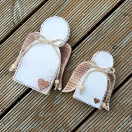 dva andílci - malý a velký - s hnědými křídly a malým srdíčkem dole na šatech