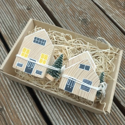 dva minidomečky zdobené žlutými a černými okýnky a malými stromečky v dárkové krabičce