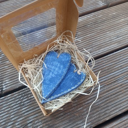dvě dřevěná dlouhá srdíčka s potiskem modré džínoviny v papírové krabičce na slámě - s průhledným víkem
