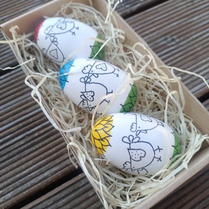 dřevěná vejce 3D bílá s barevnými konci a slepičkami kreslenými černou linkou - tři v krabičce se slámou