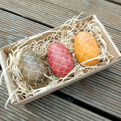 3D dřevěná vejce v barvách zemitá, červená, oranžová s bíle kreslenými šupinkami do podoby šišky - v dárkové krabičce se slámou
