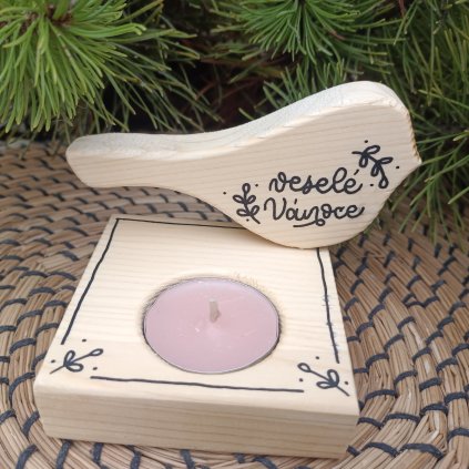 Dřevěný svícen a ptáčkem - černé ruční písmo Veselé Vánoce