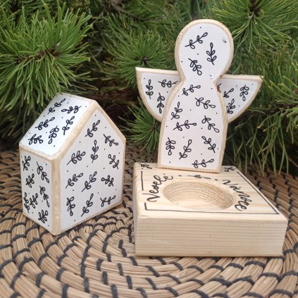 dřevěný domeček a svícen s andělem v designu s kreslenými lístky