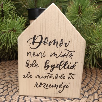 dřevěný domeček přírodní s ručním textem Domov není místo kde bydlíš, ale místo kde Ti rozumějí