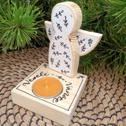 dřevěný svícen s andělem a ruční kresbou