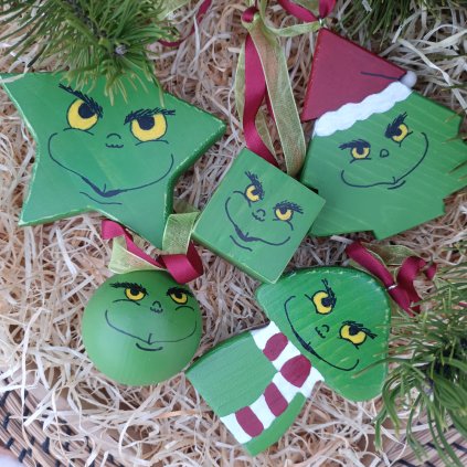 Sada dřevěných ozdob různých tvarů s kresbou Grinch