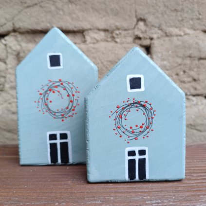 Dřevěné domečky ručně malované s kresleným věncem nade dveřmi - modrá