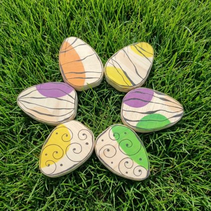 barevné dřevěné kraslice v trávě