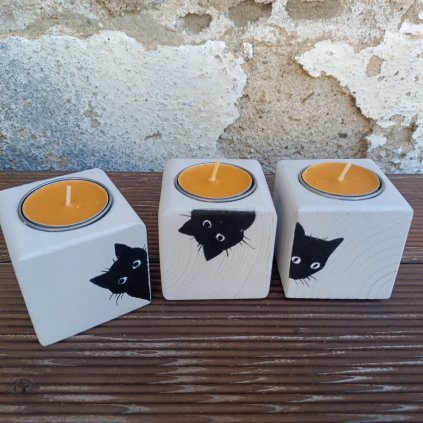 Svícen dřevěná kostka s malovanou kočkou - trojice