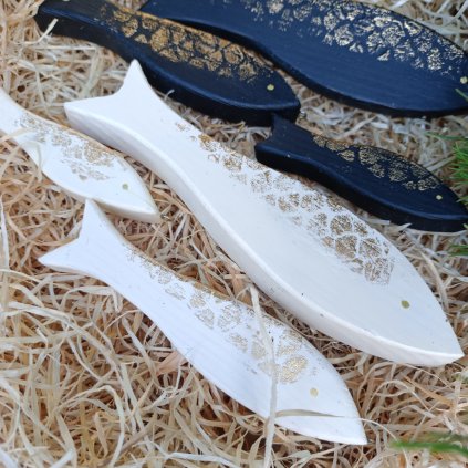 detail bílé kolekce rybiček se zlatým motivem