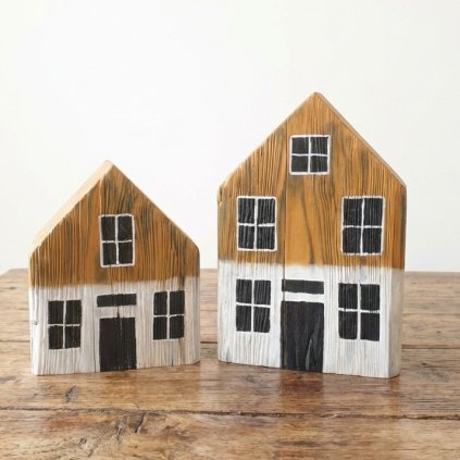 domeček ze starého trámu s nátěrem