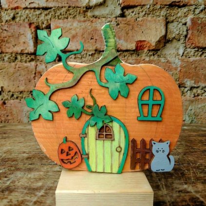 Domeček pro skřítka z dýně a výřezů z překližky
