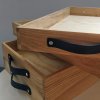 servírovací podnos z dubového dřeva - detail 3 na sobě