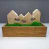 domečky se srdíčky v dřevném podtácu se zelenám mechem