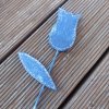dřevěný tulipán na stopce s potiskem modré džínoviny - položený