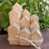 přírodní domečky z tvrdého dřeva - převázáno provázkem do balíčku