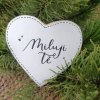 Dřevěné srdce s ručním písmem Miluji Tě - černý text na bílém podkladu
