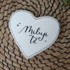 Dřevěné srdce - bílý podklad, originální ruční kaligrafický text Miluji Tě
