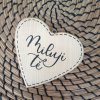 Dřevěné srdce s kaligrafickým ručně psaným textem Miluji Tě