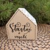 Dřevěný domeček s nápisem Šťastné a veselé