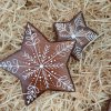 Dřevěná hvězda ručně malovaná do vzhledu perníčku