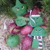 Závěsné dřevěné ozdoby - mlované zelený Grinch, červené šišky