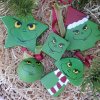 Sada dřevěných ozdob různých tvarů s kresbou Grinch
