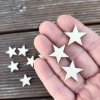 3 drobné hvězdičky z překližky na dlani -  přirodní