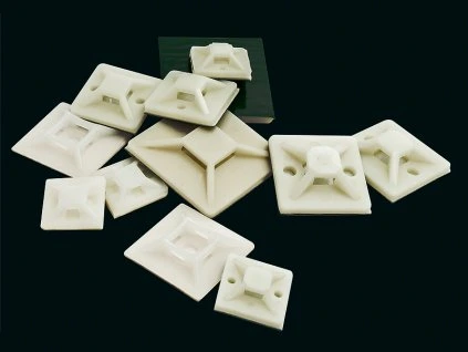 Bílá samolepicí úchytka 25x25 mm