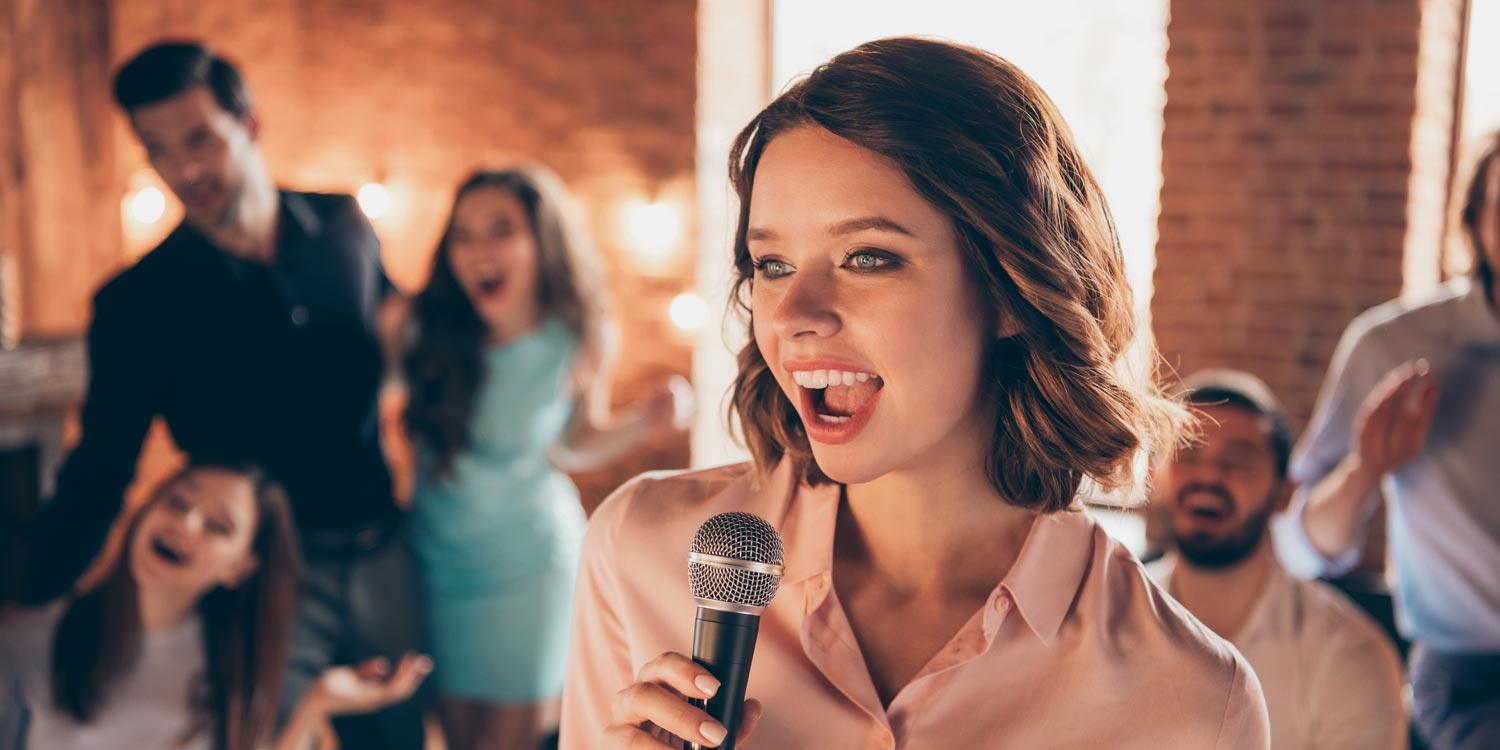Karaoke reproduktor s mikrofónom: koľko to stojí?