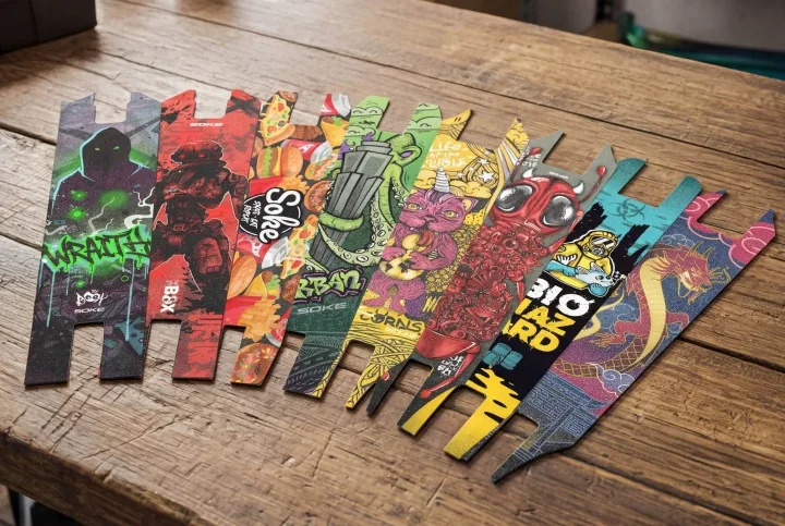 Detail produktu 10: Grip tape na freestyle kolobežku Soke Griptape 52x13cm Red Cyber