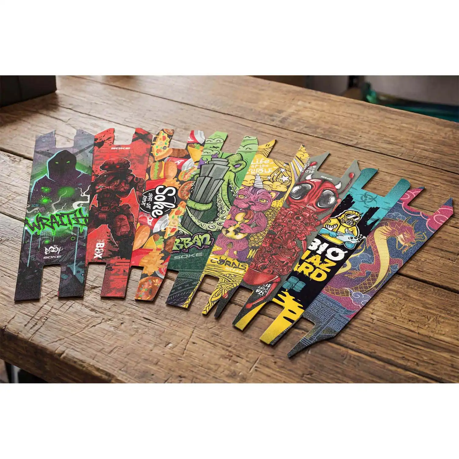 Detail produktu 9: Grip tape na freestyle kolobežku Soke Griptape 52x13cm Red Cyber