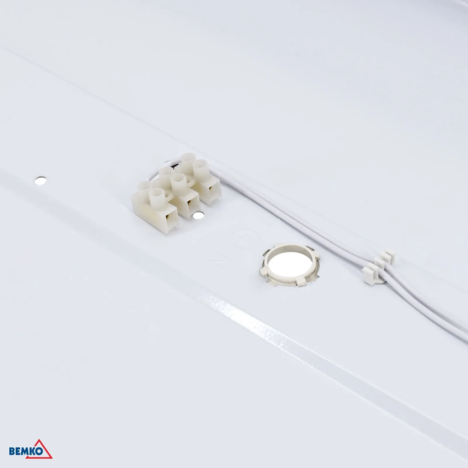 Povrchové lineárne svietidlo pre 4× T8 LED trubice 60 cm Kafler BM-S-C05-E-RES418N