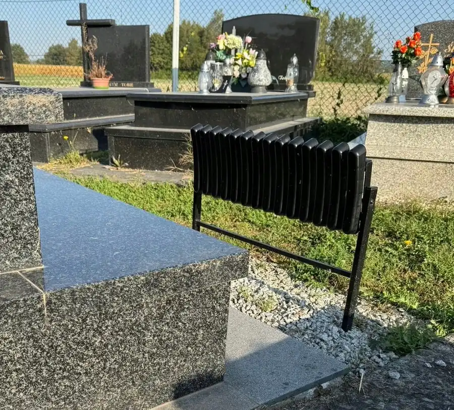 Skladacia cintorínska lavička na zamurovanie 68 cm čierna CH-MEB8275 - detail 2